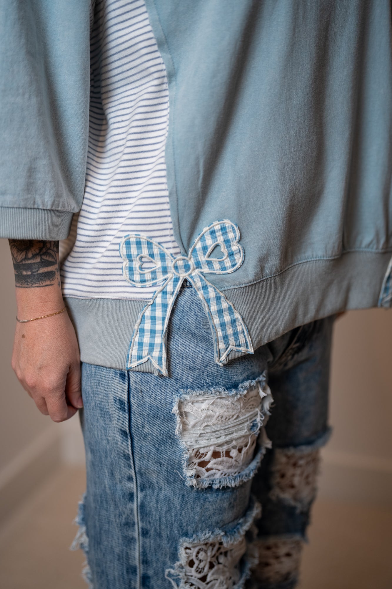 Easel Gingham Bow Pullover