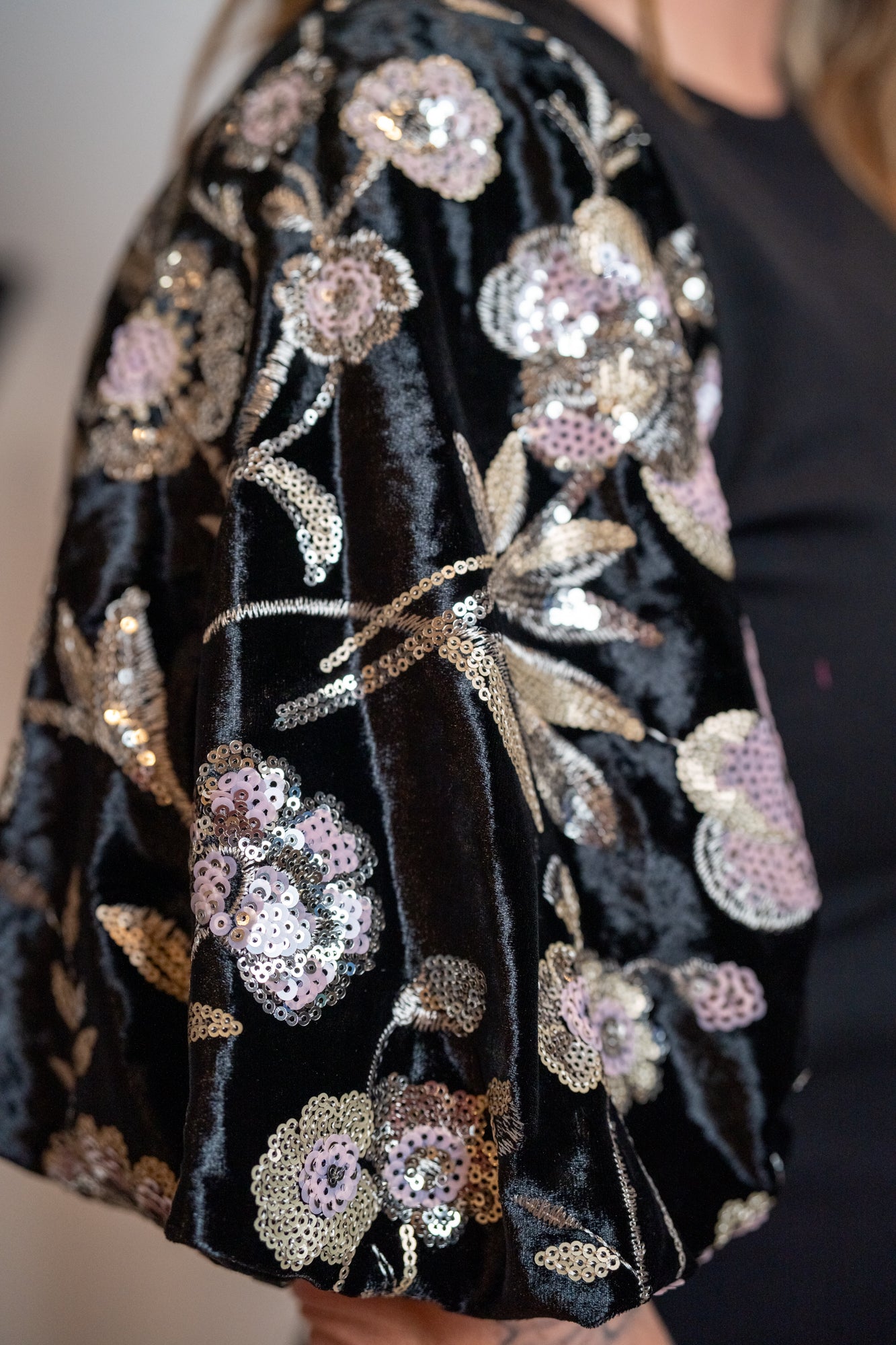 Easel Sequins Puff Sleeves Top