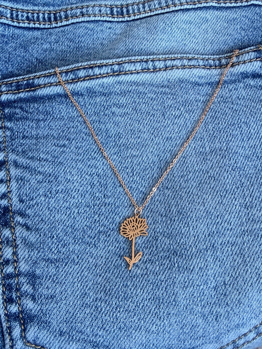 Gold Daisy Pendant Necklace